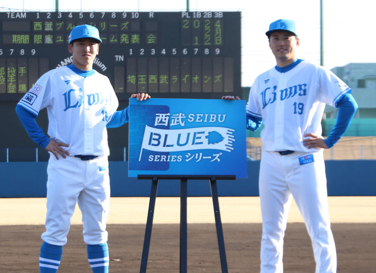 期間限定ユニホームを着用する隅田（左）と佐藤隼（撮影・山崎純一）