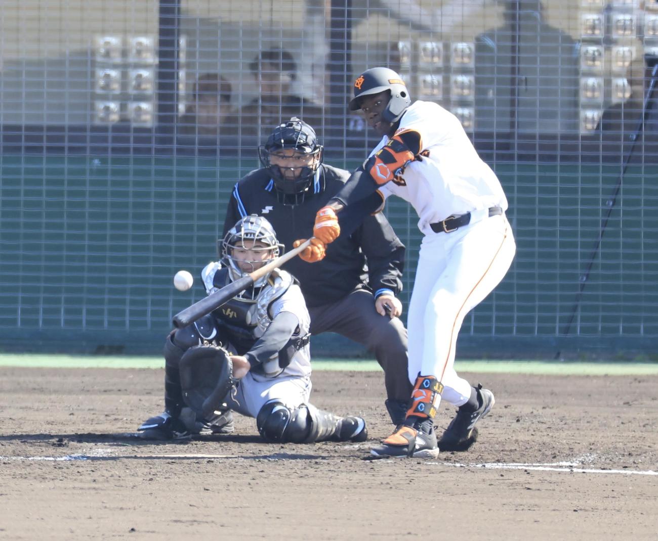 巨人2軍3軍の紅白戦　4回裏白組1死、ティマは左中間三塁打を放つ(撮影・浅見桂子)