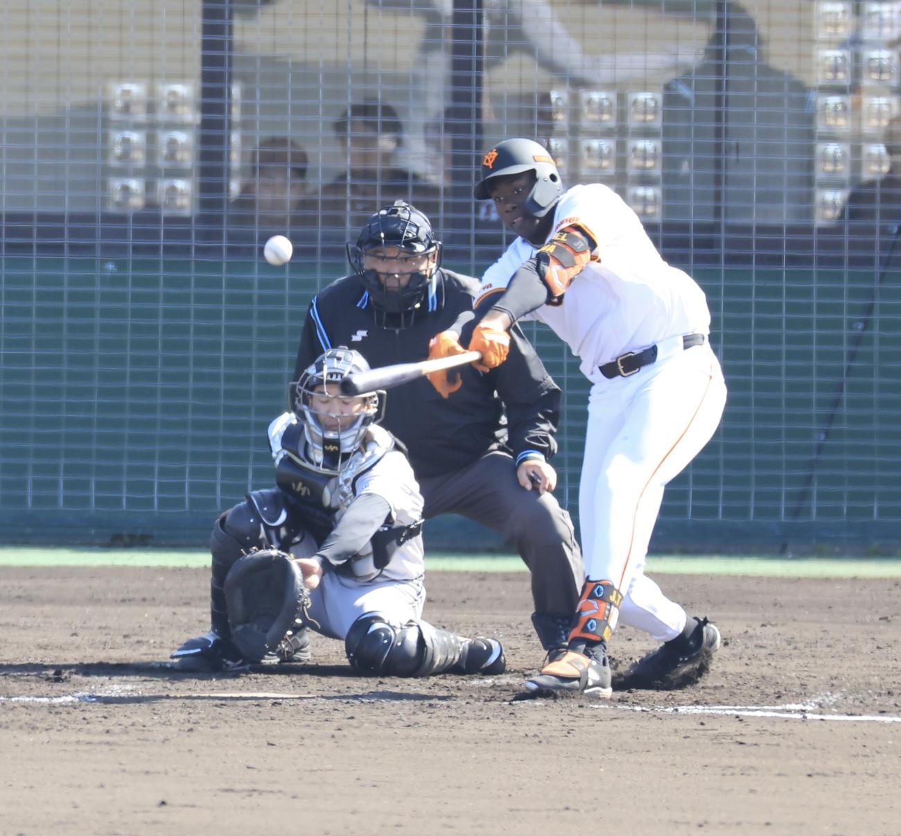 巨人2軍3軍の紅白戦　4回裏白組1死、ティマは左中間三塁打を放つ(撮影・浅見桂子)