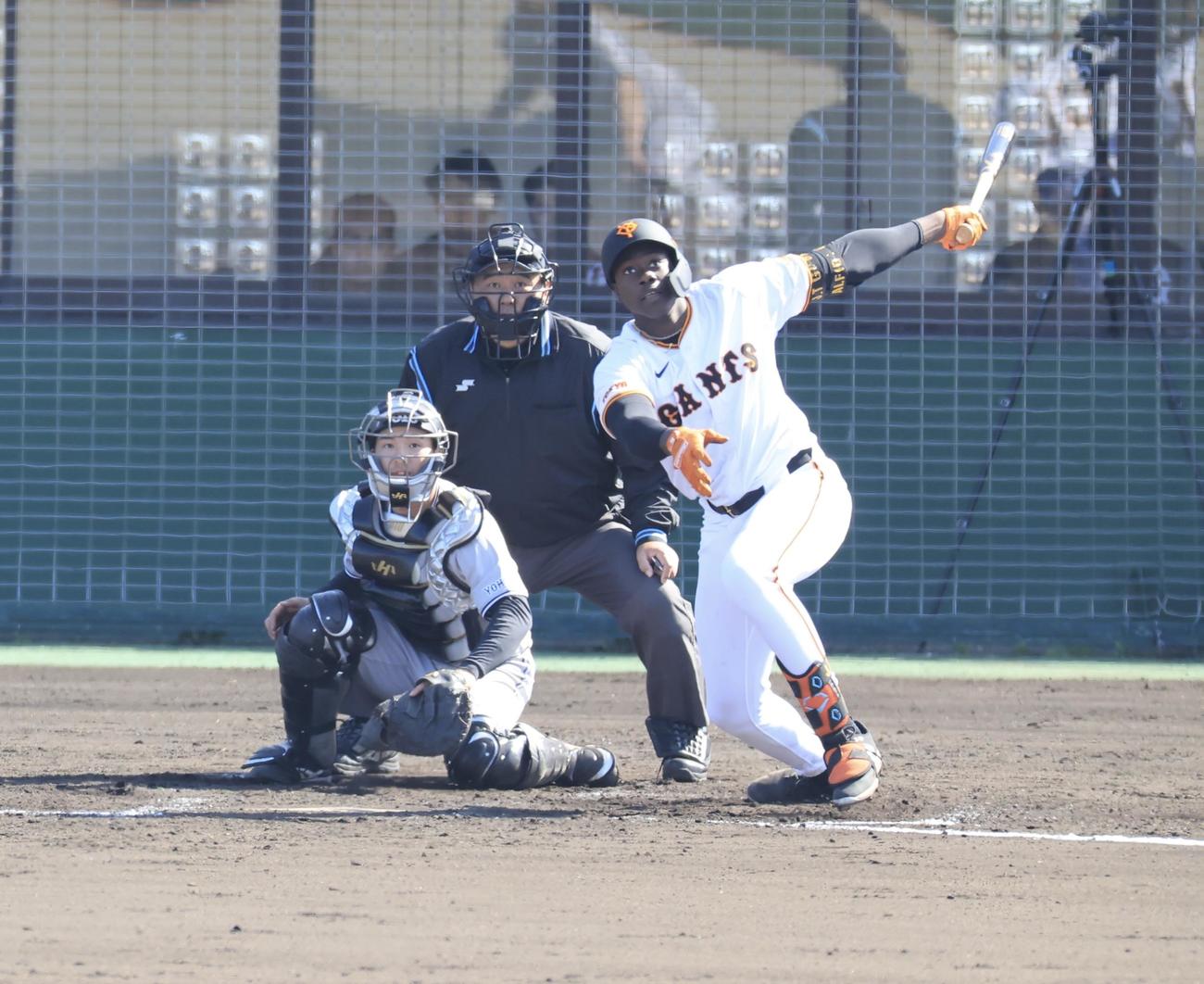 巨人2軍3軍の紅白戦　4回裏白組1死、ティマは左中間三塁打を放つ(撮影・浅見桂子)