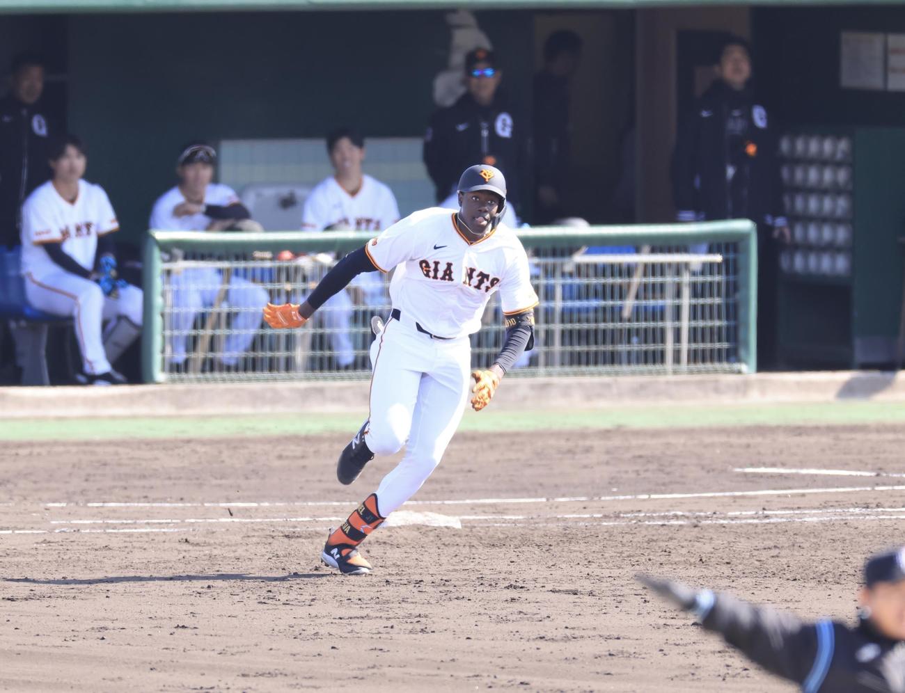 巨人2軍3軍の紅白戦　4回裏白組1死、ティマは左中間三塁打を放ち舌を出しながら激走する。後方は桑田監督(撮影・浅見桂子)