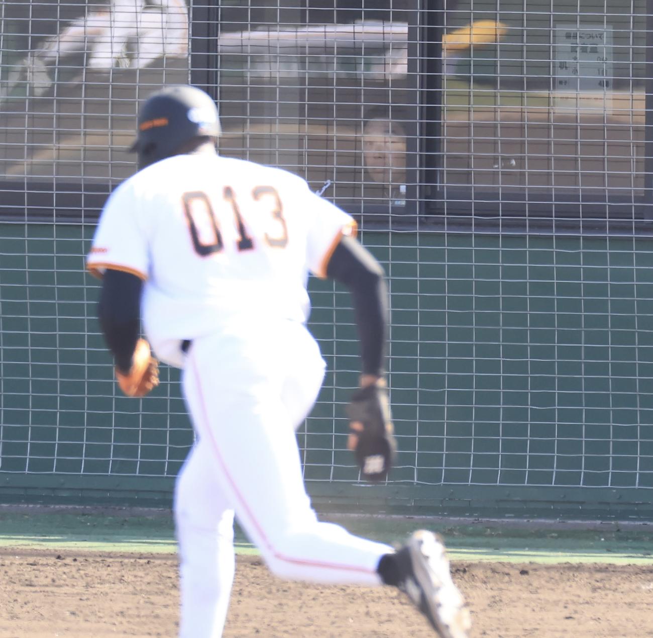 巨人2軍3軍の紅白戦　4回裏白組1死、ティマ(手前)は左中間三塁打を放ち、イニング後、見つめる阿部監督の前を走って戻る(撮影・浅見桂子)