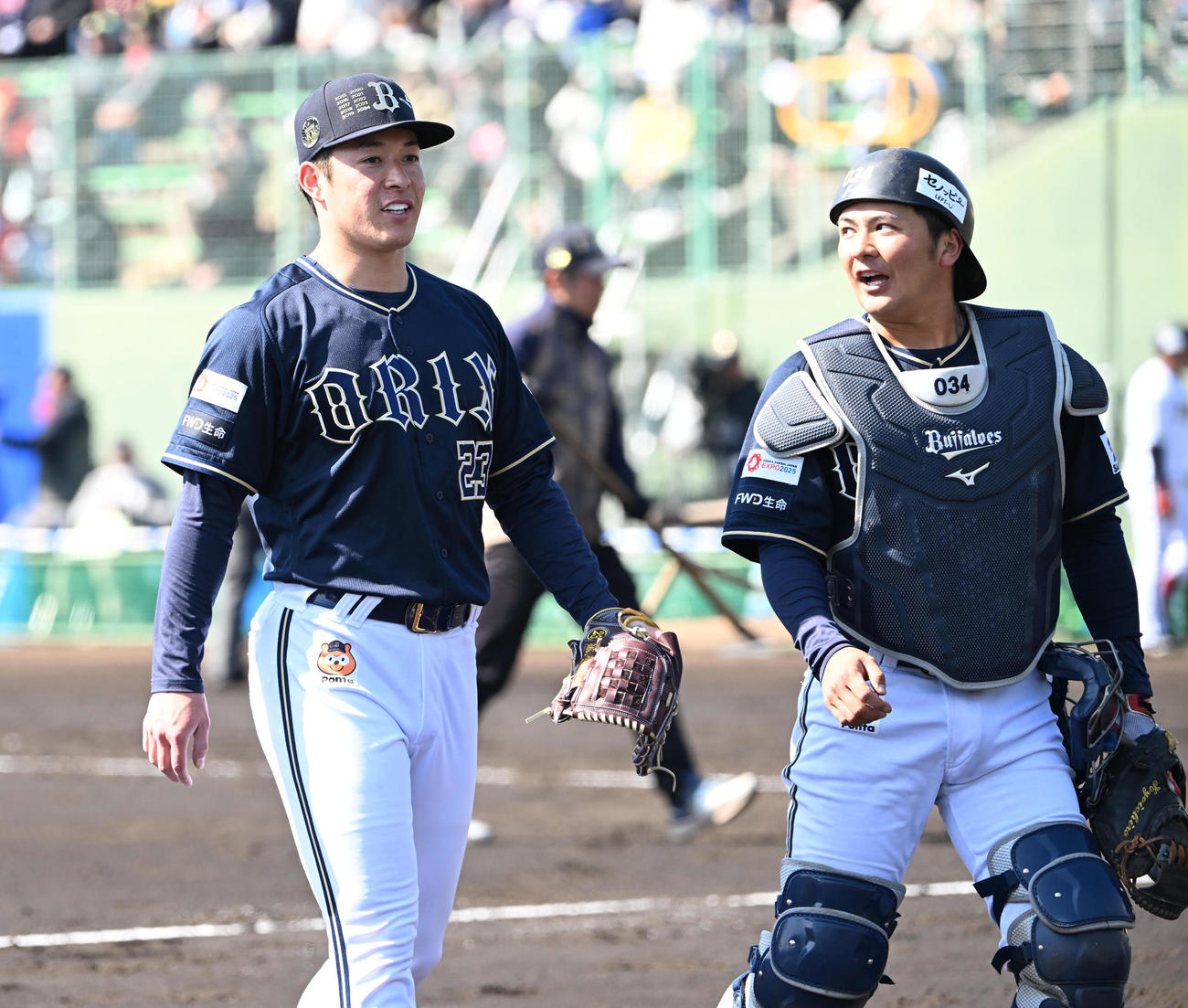 紅白戦に登板し1イニングを無失点に抑えたオリックス吉田は笑顔で村上（右）と話しながら引き揚げる（撮影・和賀正仁）