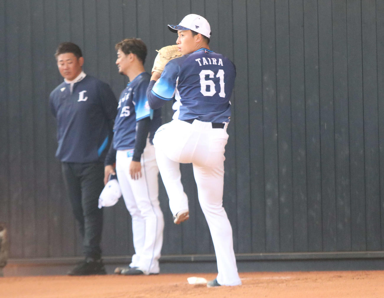 チームメート平良のユニホームを着て投球する西武ドラフト5位の宮沢（撮影・山崎純一）