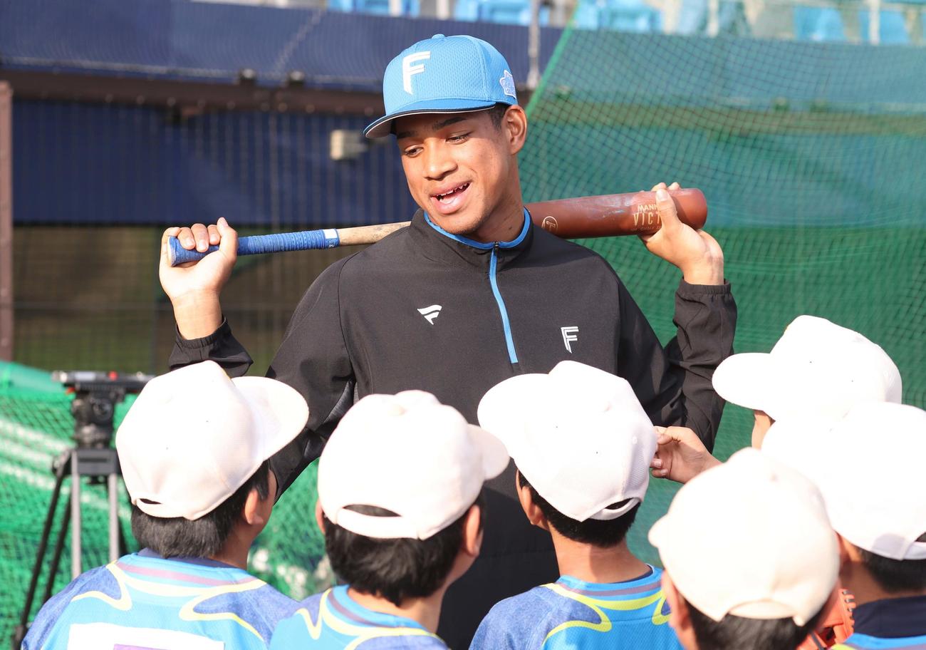 少年野球教室で指導する日本ハム万波（撮影・黒川智章）