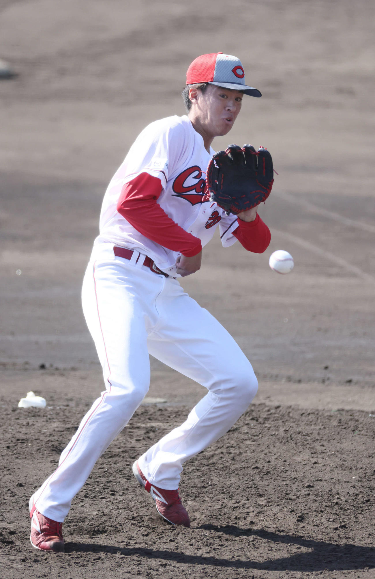 シート打撃に登板し、宇草の打球を好捕する広島育成1位の杉田（撮影・加藤孝規）