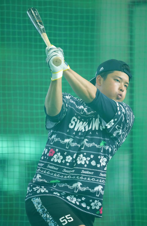 別メニューで打撃練習をするヤクルト村上（撮影・横山健太）