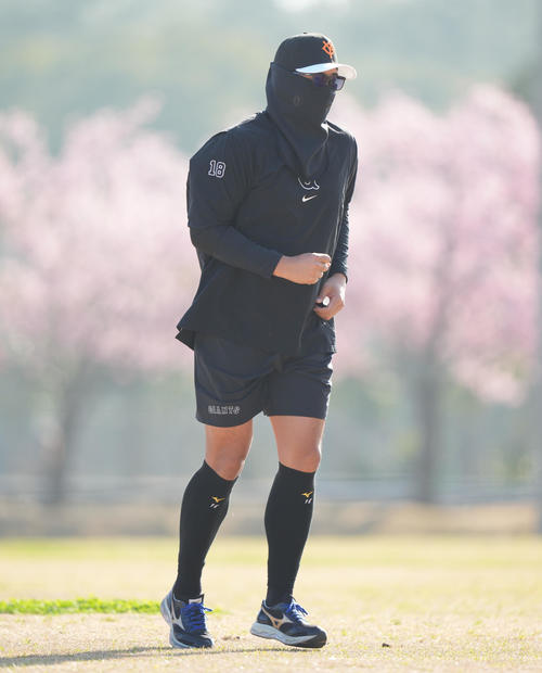 半ズボンでアップする巨人菅野（撮影・鈴木みどり）