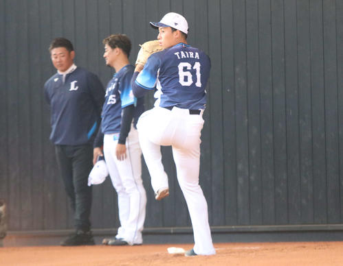 チームメート平良のユニホームを着て投球する西武ドラフト5位の宮沢（撮影・山崎純一）