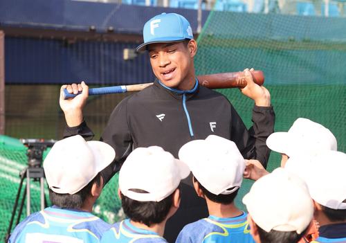 少年野球教室で指導する日本ハム万波（撮影・黒川智章）