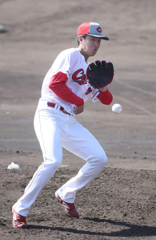 シート打撃に登板し、宇草の打球を好捕する広島育成1位の杉田（撮影・加藤孝規）