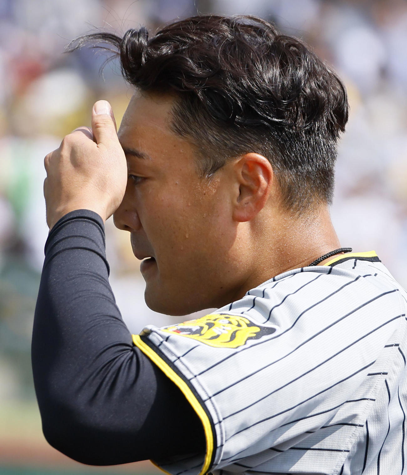 紅白戦　1回を終えベンチに戻る紅組秋山（撮影・藤尾明華）