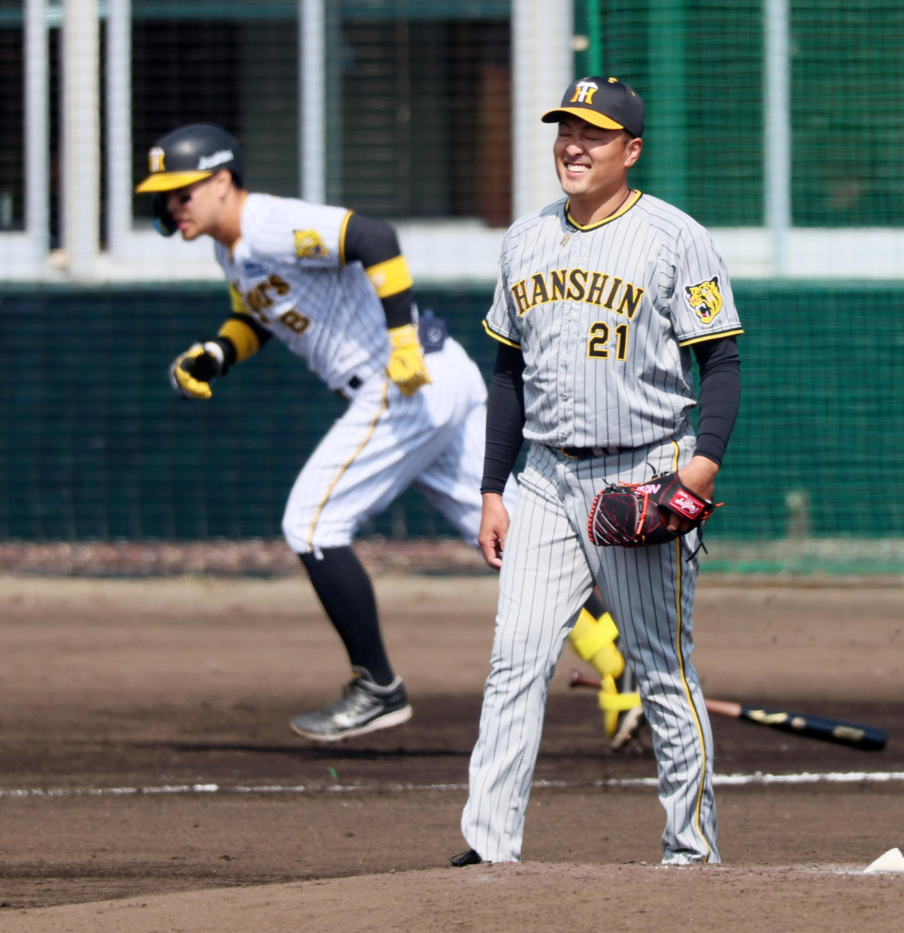 紅白戦　1回裏白組無死、秋山は佐藤輝（後方）に右越えソロ本塁打を浴びる（撮影・加藤哉）