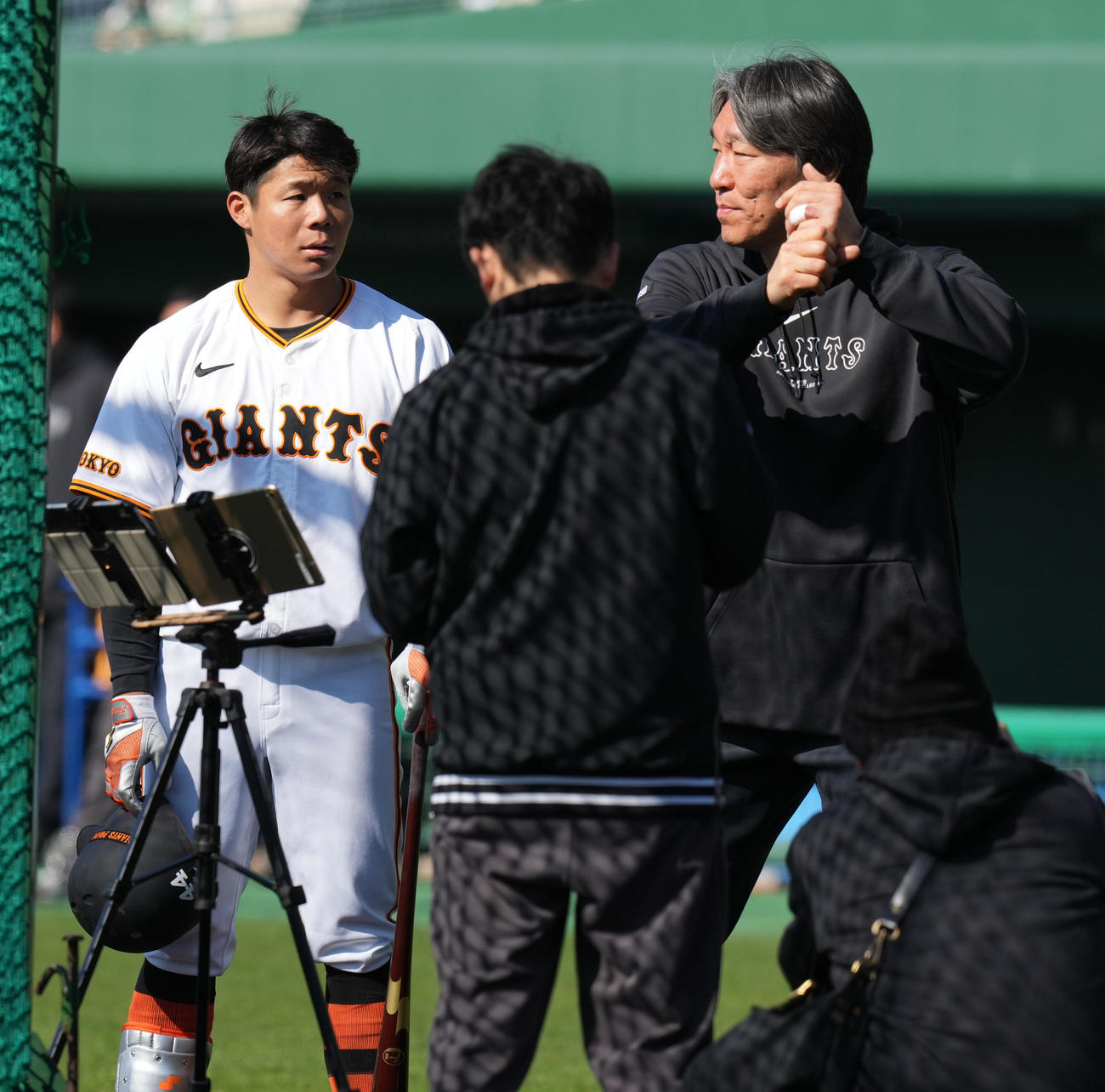 佐々木（左）に打撃指導する巨人松井臨時コーチ（撮影・鈴木みどり）