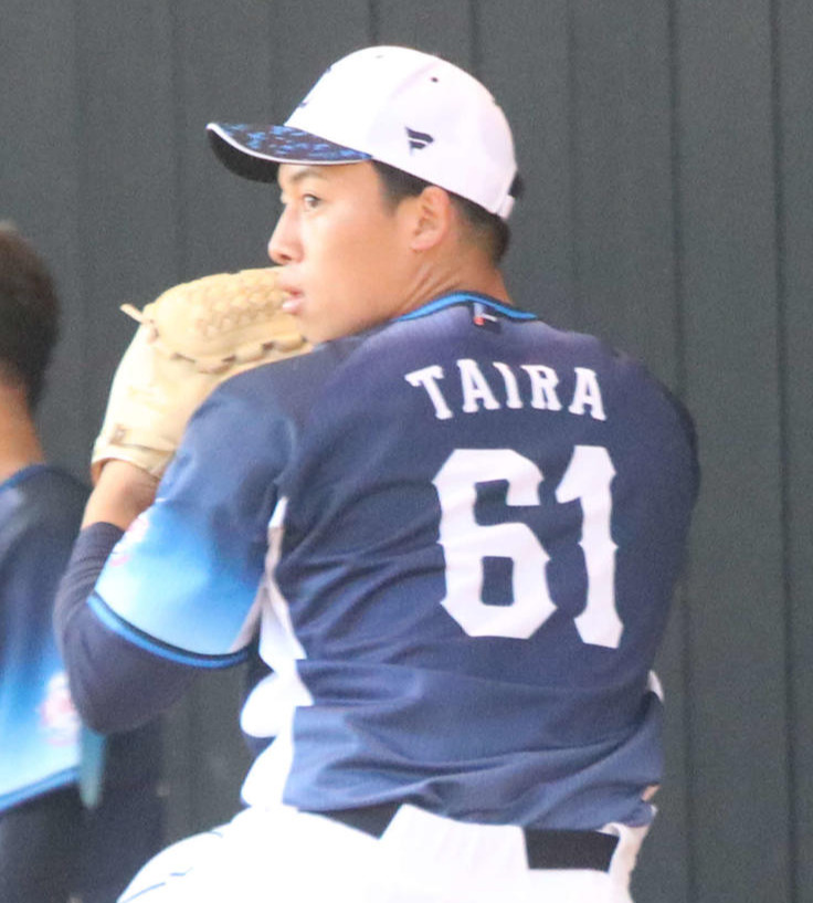 チームメート平良のユニホームを着て投球する西武ドラフト5位の宮沢（撮影・山崎純一）