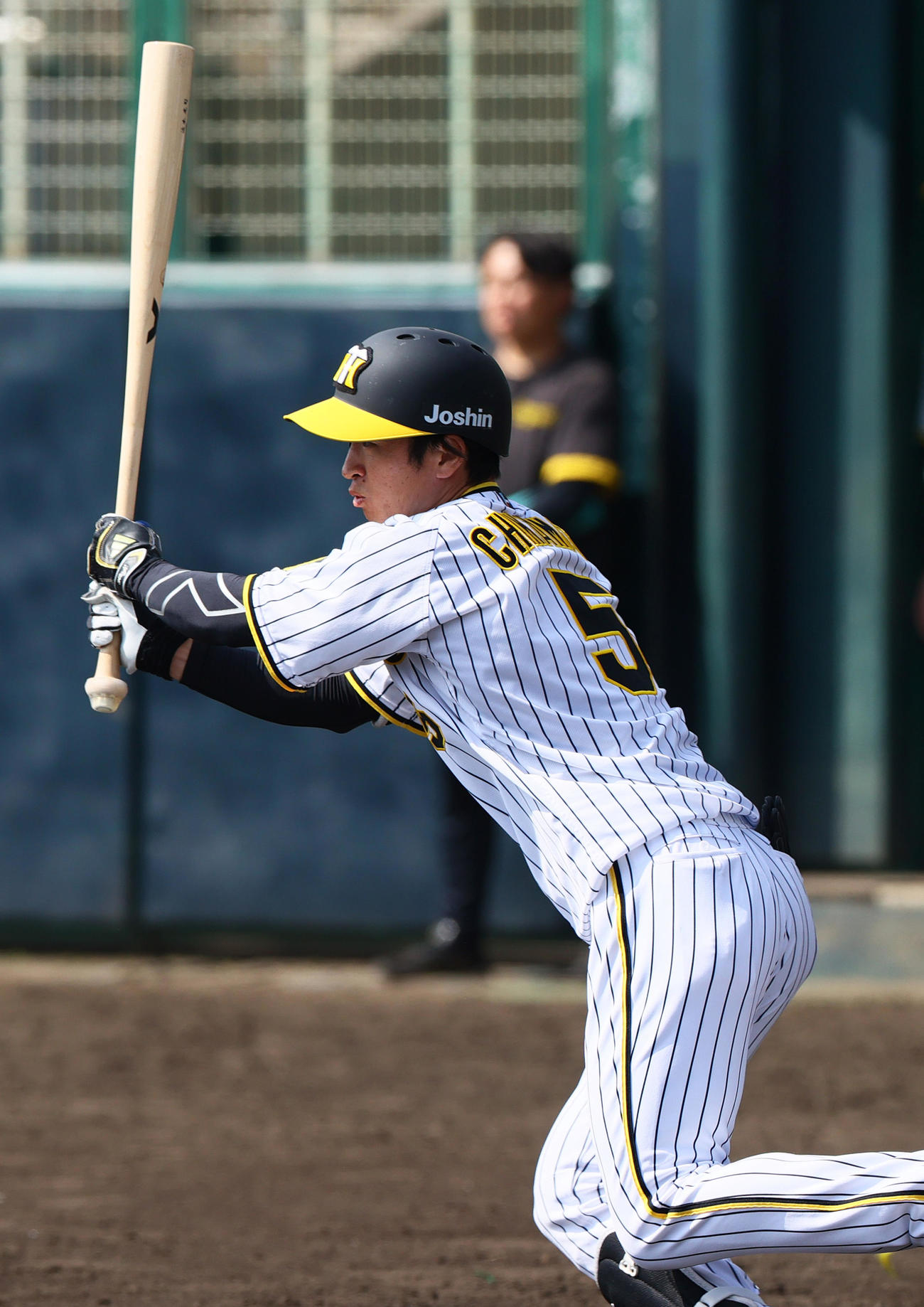 紅白戦　2回裏白組1死、近本は中前打を放つ（撮影・上山淳一）