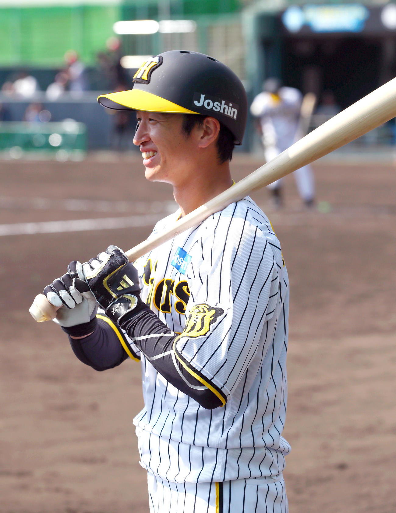 紅白戦　ベンチ前で笑顔を見せる近本（撮影・上山淳一）