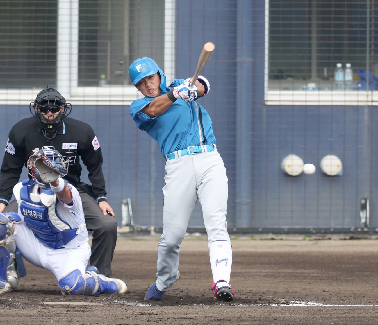 サムスン対日本ハム　3回表日本ハム2死三塁、左前適時打を放つ野村（撮影・黒川智章）
