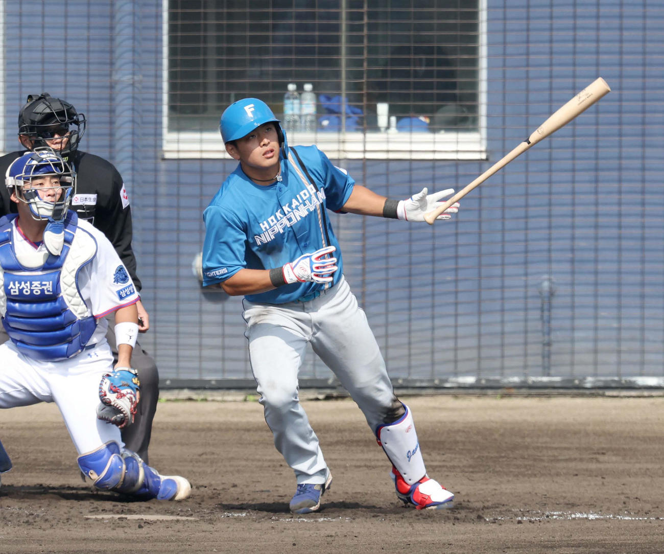 サムスン対日本ハム　5回表日本ハム無死満塁、中前2点適時打を放つ野村（撮影・黒川智章）