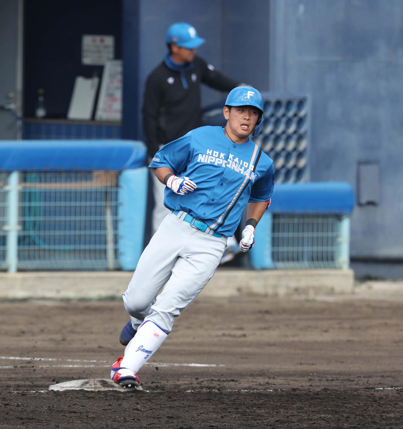 サムスン対日本ハム　3回表日本ハム2死三塁、左前適時打を放つ野村（撮影・黒川智章）