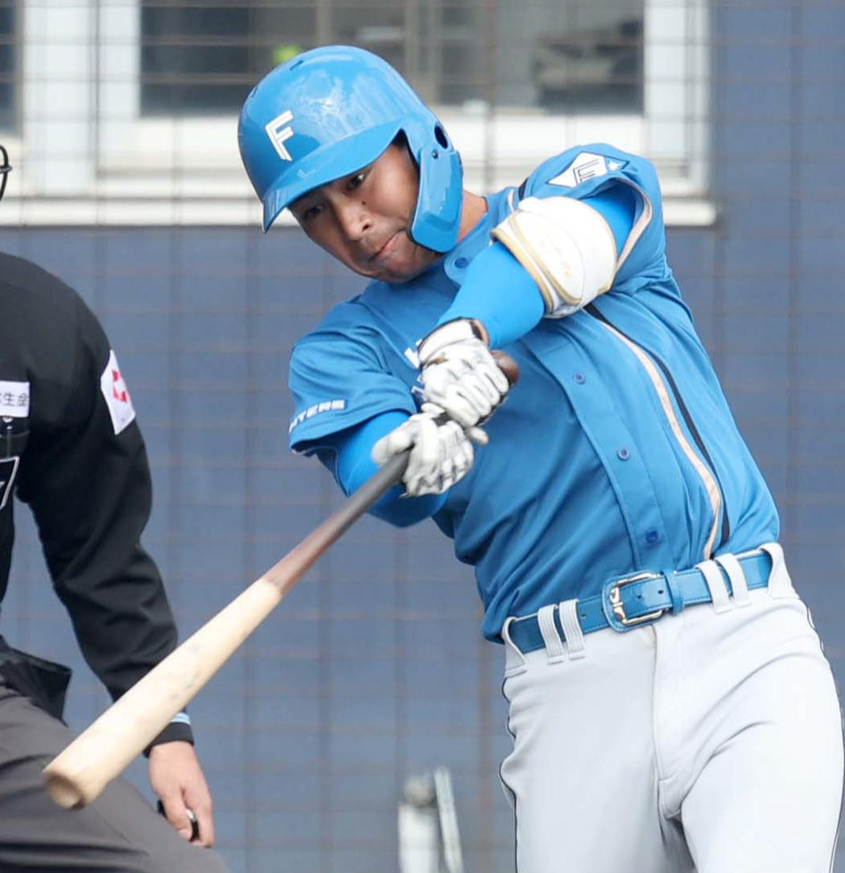 サムスン対日本ハム　3回表日本ハム無死一塁、右前打を放つ宮崎（撮影・黒川智章）