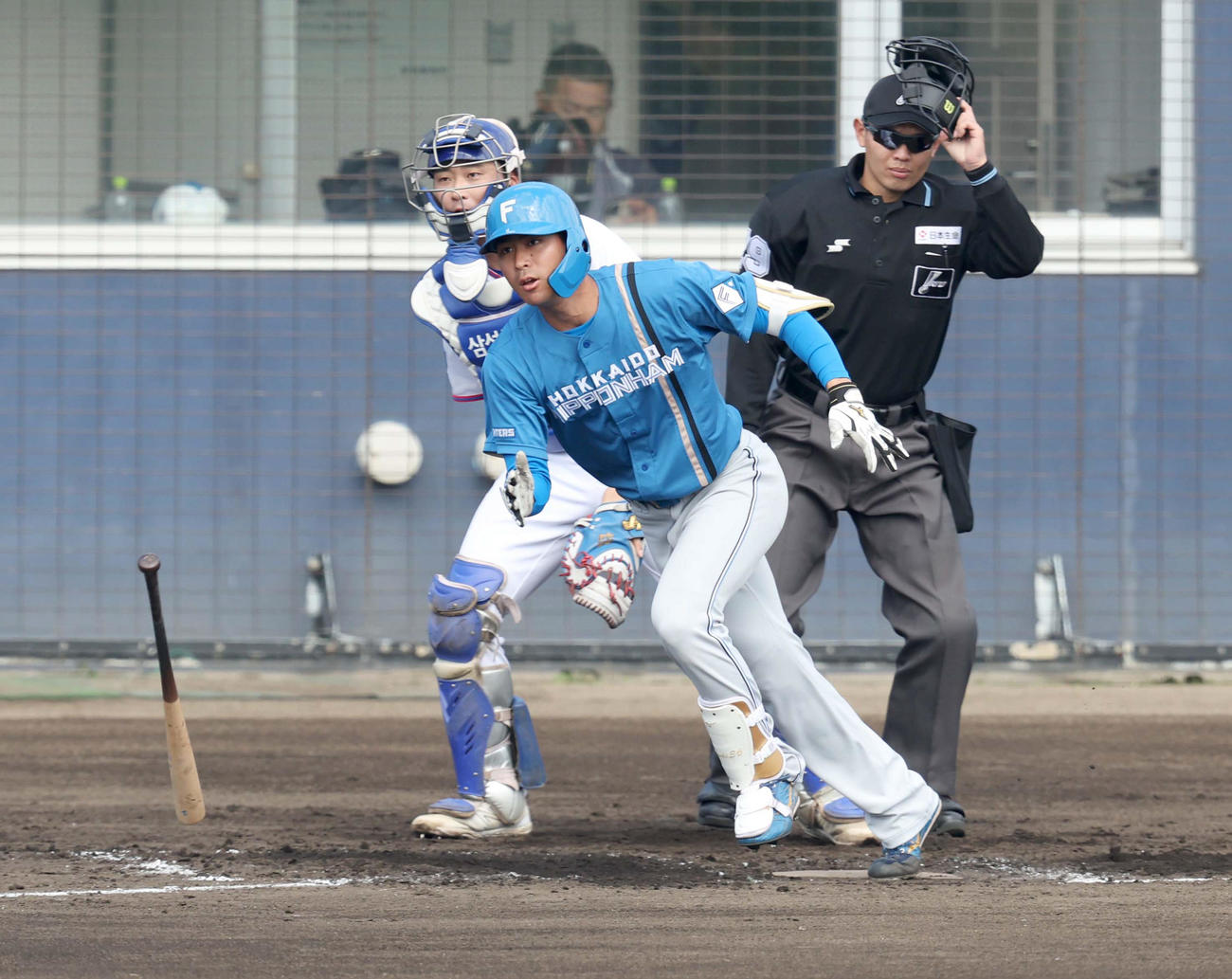 サムスン対日本ハム　3回表日本ハム無死一塁、右前打を放つ宮崎（撮影・黒川智章）