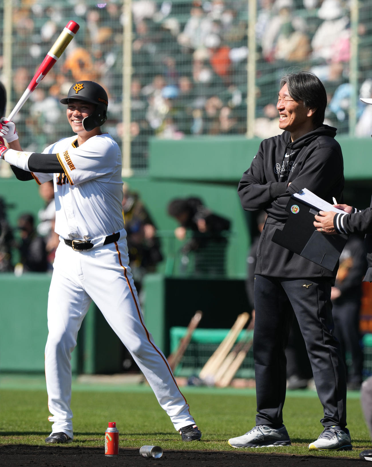 談笑する巨人松井臨時コーチ（右）と坂本（撮影・鈴木みどり）
