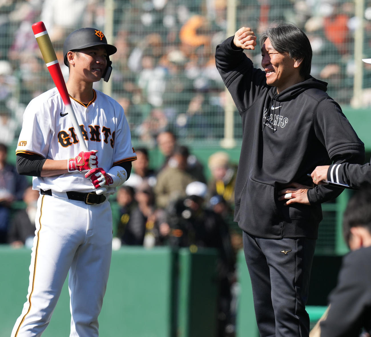 松井臨時コーチ（右）と談笑する巨人坂本（撮影・鈴木みどり）