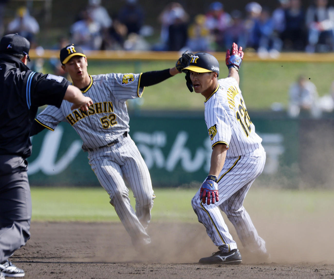 紅白戦　7回裏白組無死一塁、二盗を決める代走福島。野手山田（撮影・藤尾明華