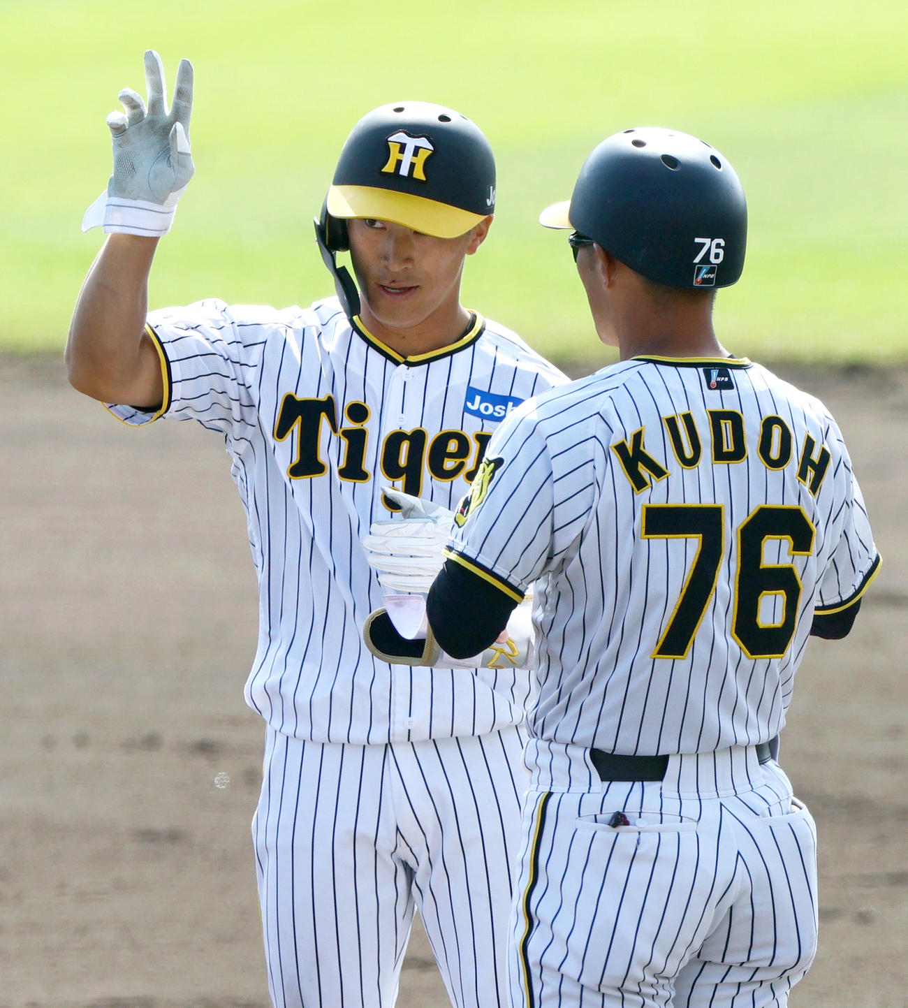 紅白戦　6回裏白組2死一、三塁、福島（左）は右前適時打を放ちベンチへ向かって手を挙げる（撮影・上山淳一）