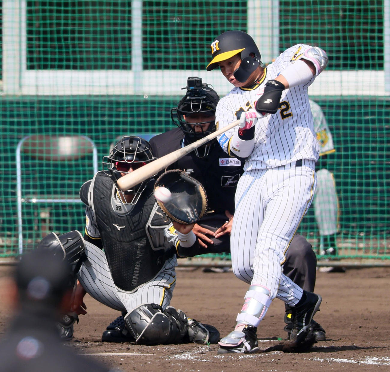 紅白戦　4回裏白組1死、梅野は遊撃へ内野安打を放つ（撮影・加藤哉）