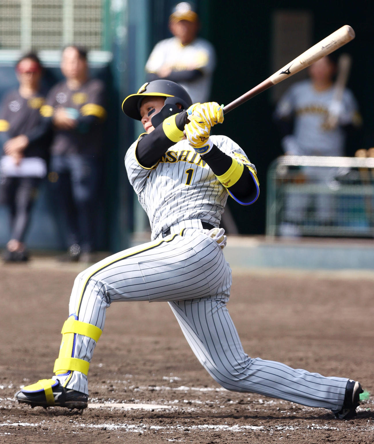 紅白戦　3回表紅組1死、森下は三塁線を破る二塁打を放つ（撮影・上山淳一）