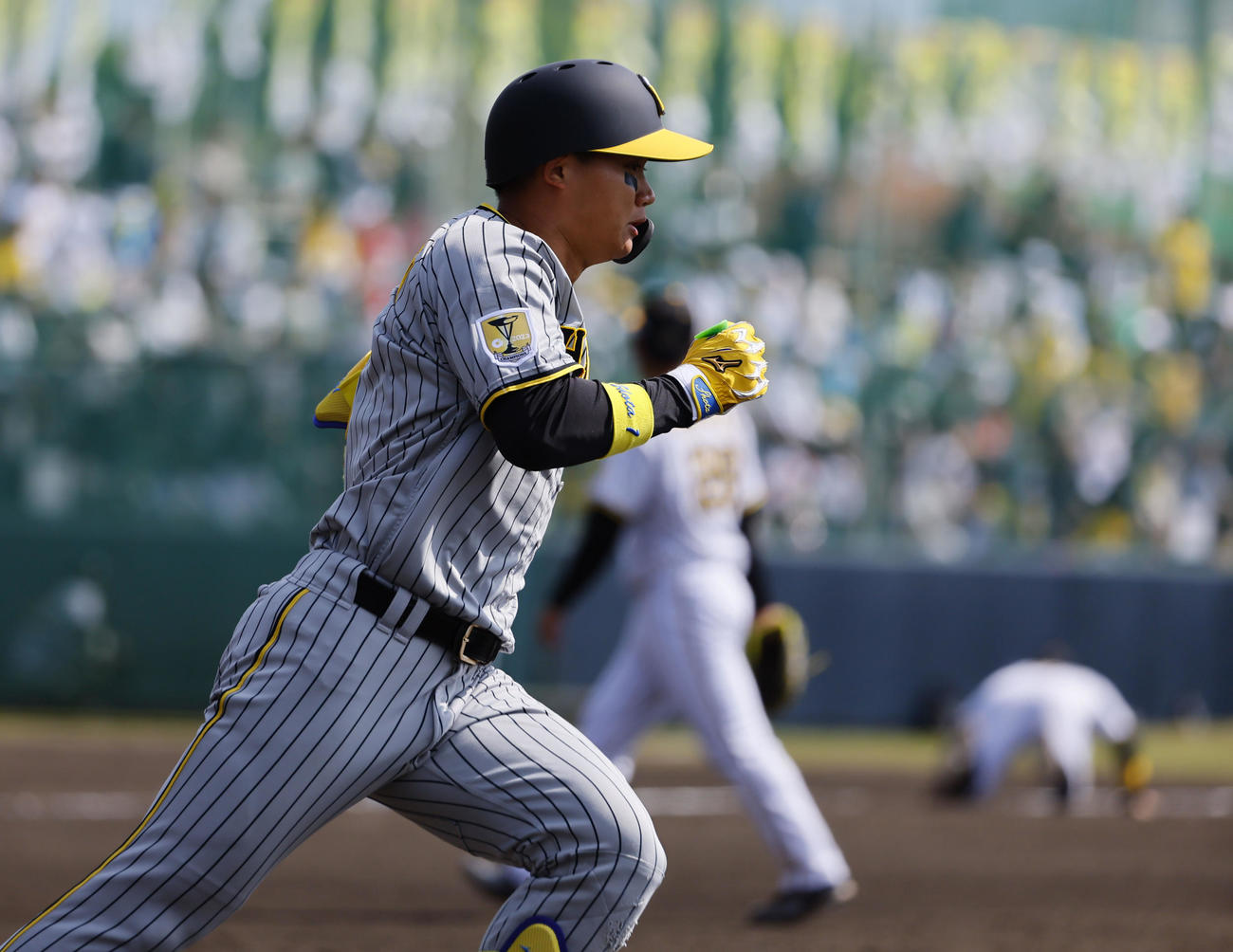 紅白戦　3回表紅組1死、左翼線に二塁打を放ち一塁へ向かう森下（撮影・藤尾明華