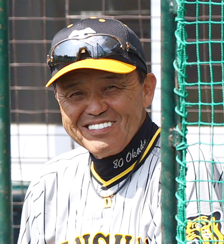 ネット裏から笑顔を見せる阪神岡田監督（撮影・上山淳一）