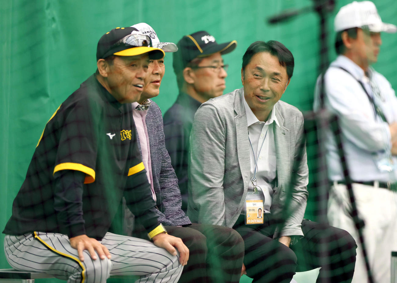 阪神岡田監督（左）と談笑する日刊スポーツ評論家の宮本慎也氏（撮影・上山淳一）