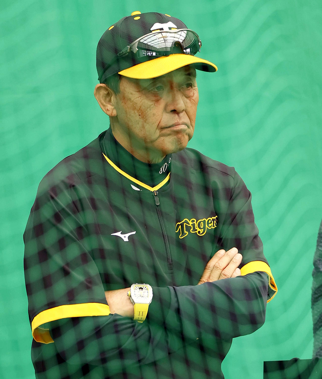 ブルペンで投手陣を見つめる阪神岡田監督（撮影・上山淳一）