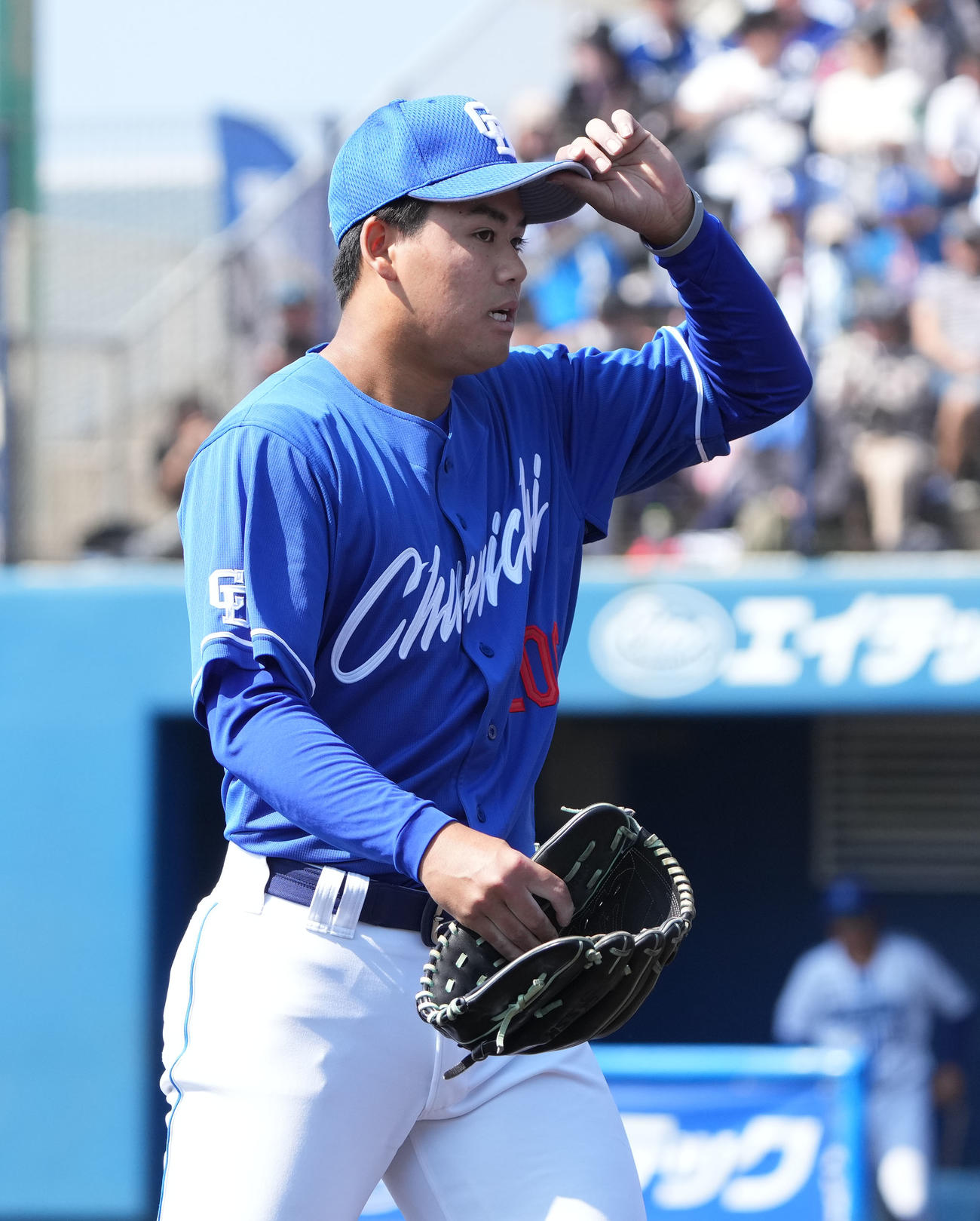 DeNA対中日　3回終了、ベンチへ戻る中日先発の松木平（撮影・森本幸一）