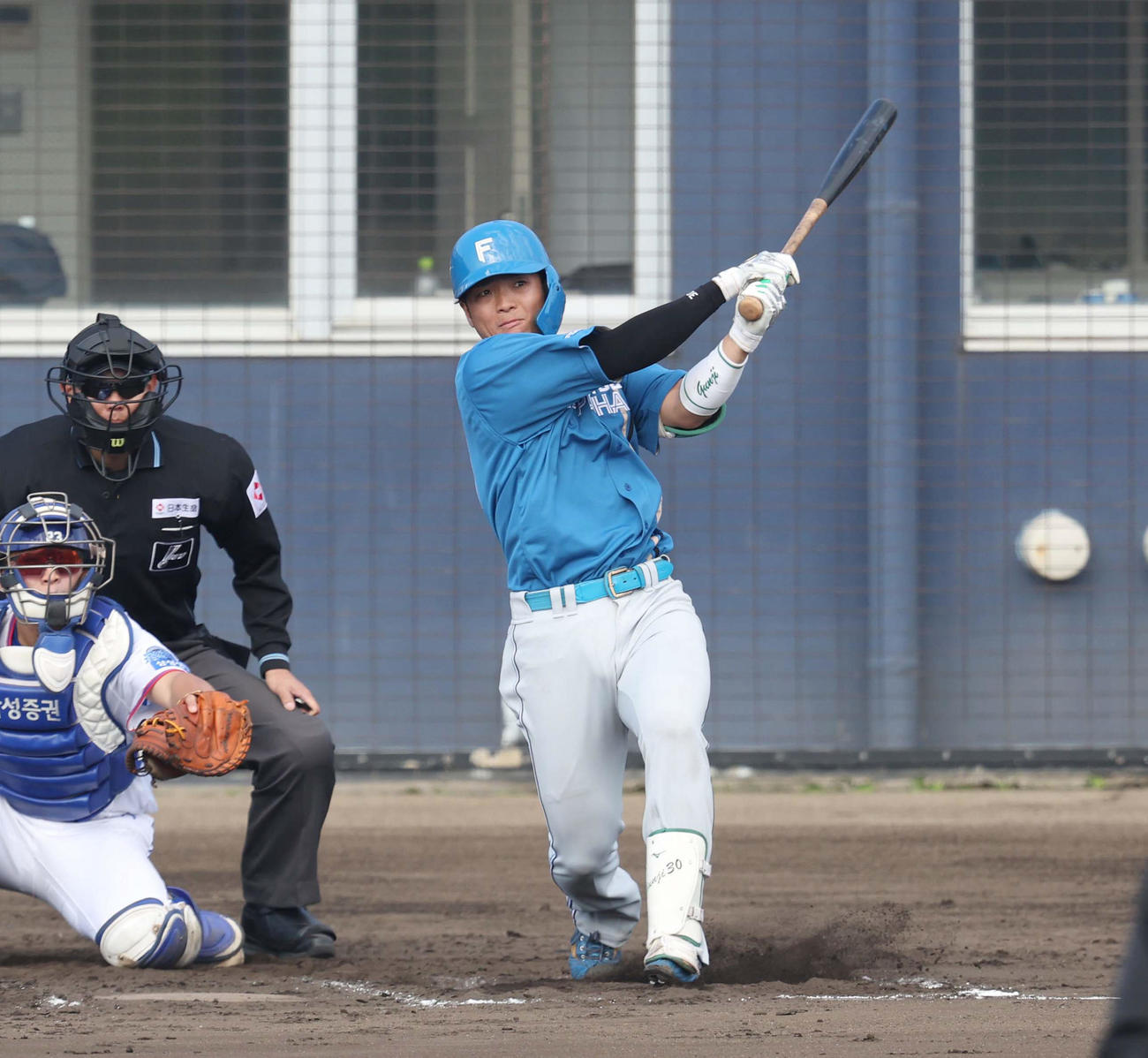 サムスン対日本ハム　7回表日本ハム1死一、二塁、左越え3点本塁打を放つ郡司（撮影・黒川智章）