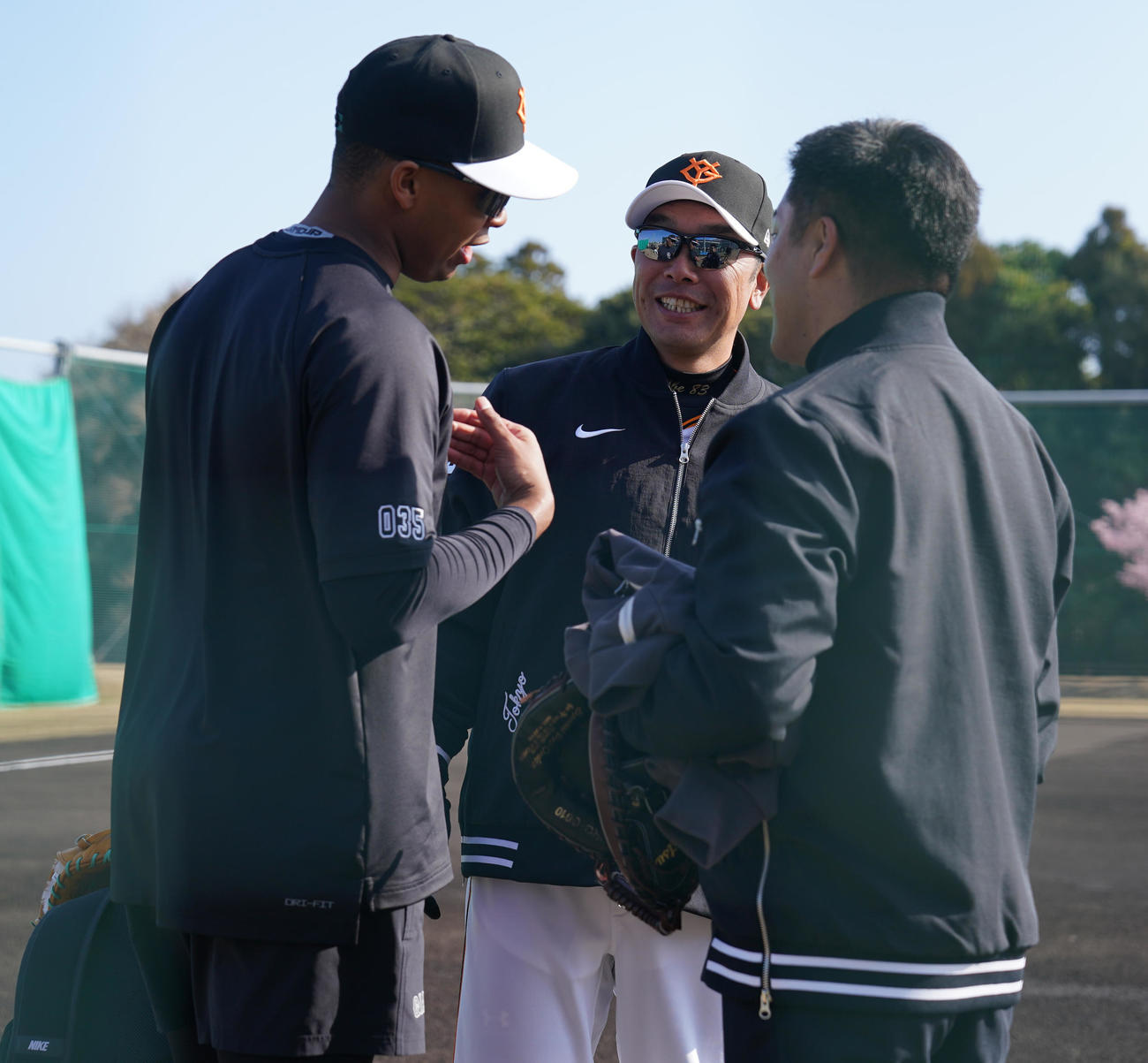 1軍に合流したルシアーノ（左）に声をかける巨人阿部監督（撮影・鈴木みどり）