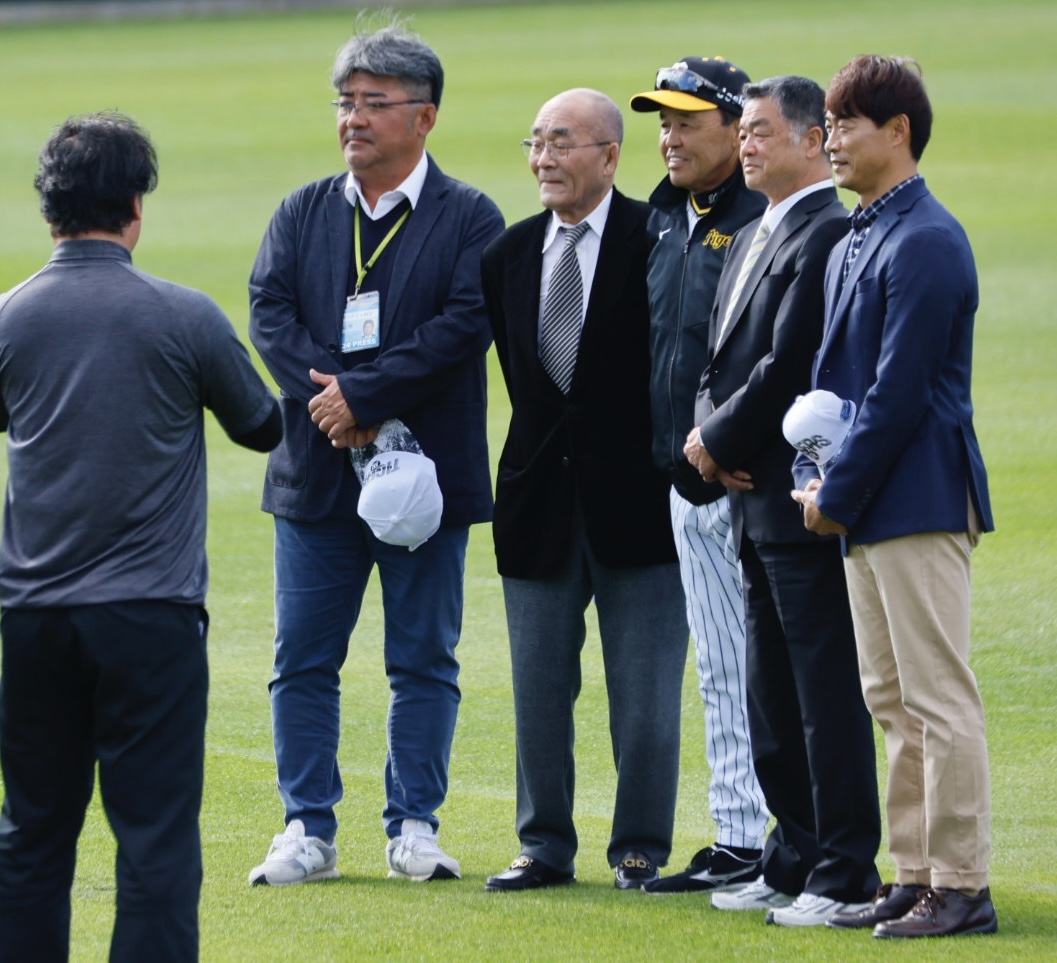 阪神春季キャンプ　陣中見舞いに訪れた（右から）桧山進次郎氏、川藤幸三OB会長らと記念写真に納まる岡田監督（中央）（撮影・藤尾明華）