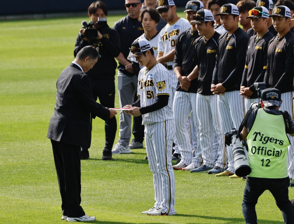 阪神春季キャンプ　陣中見舞いに訪れた川藤幸三OB会長（左）から目録を贈られる中野（撮影・藤尾明華）
