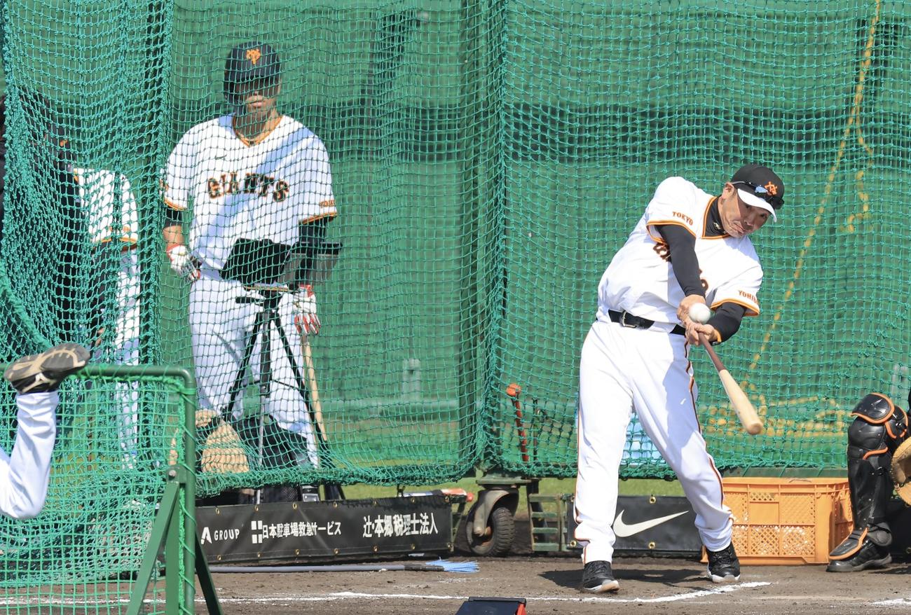 大城卓(後方)らが見つめる中、フリー打撃を披露する巨人阿部監督(撮影・浅見桂子)