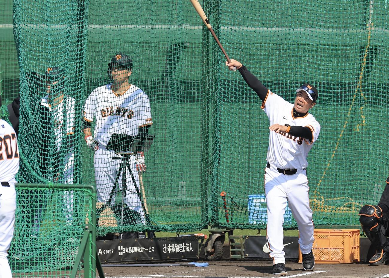 大城卓(後方)らが見つめる中、フリー打撃を披露する巨人阿部監督(撮影・浅見桂子)