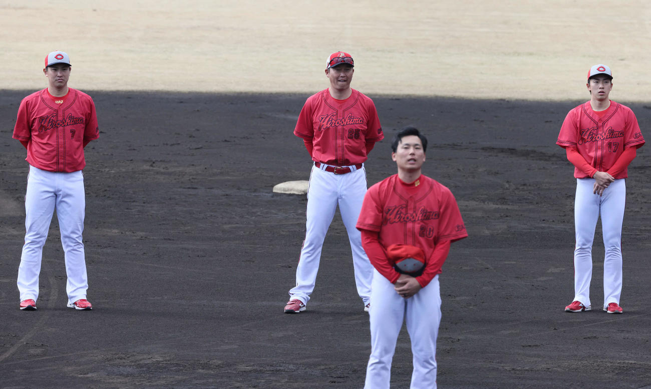 日南キャンプ打ち上げで締めのあいさつをする広島栗林（手前）と見守る新井監督（中央）。左は堂林。右はドラフト1位の常広（撮影・加藤孝規）