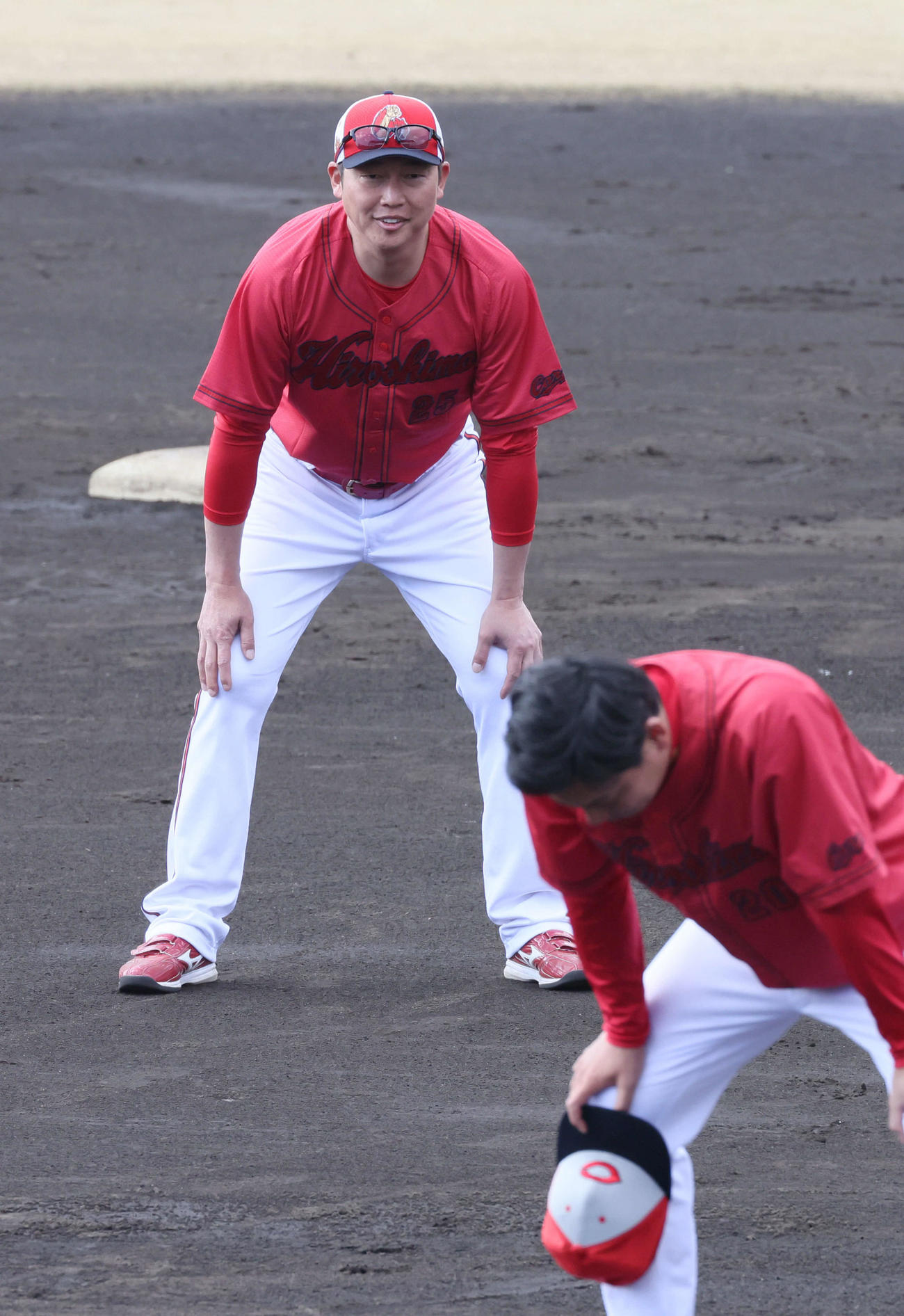 日南キャンプ打ち上げで締めのあいさつをする広島栗林（右）と見守る新井監督（撮影・加藤孝規）