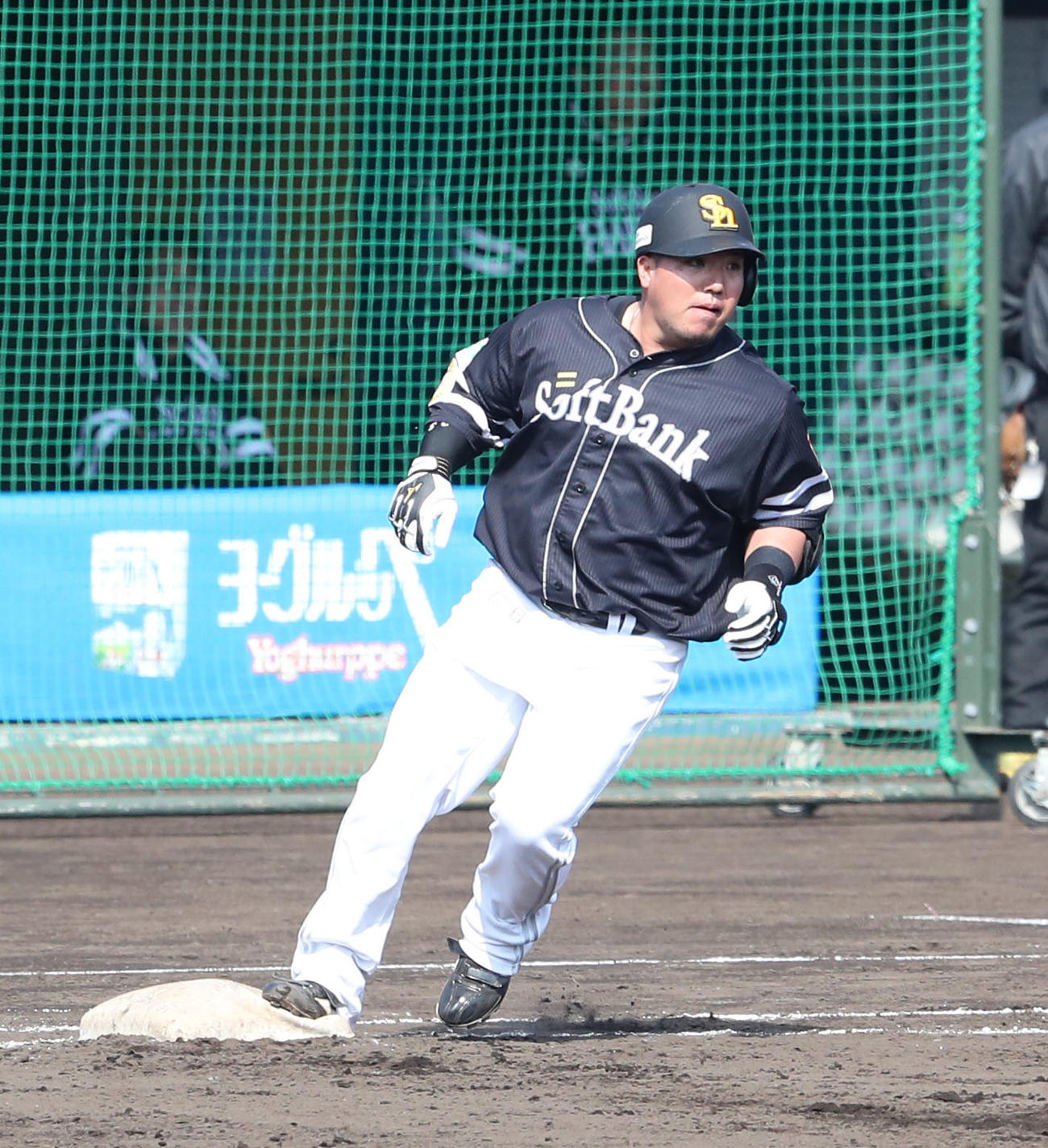 シート打撃で中前安打を放つ山川（撮影・梅根麻紀