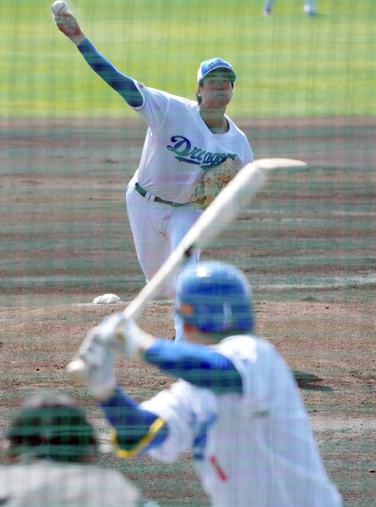 シート打撃練習に登板する梅津（撮影・森本幸一）