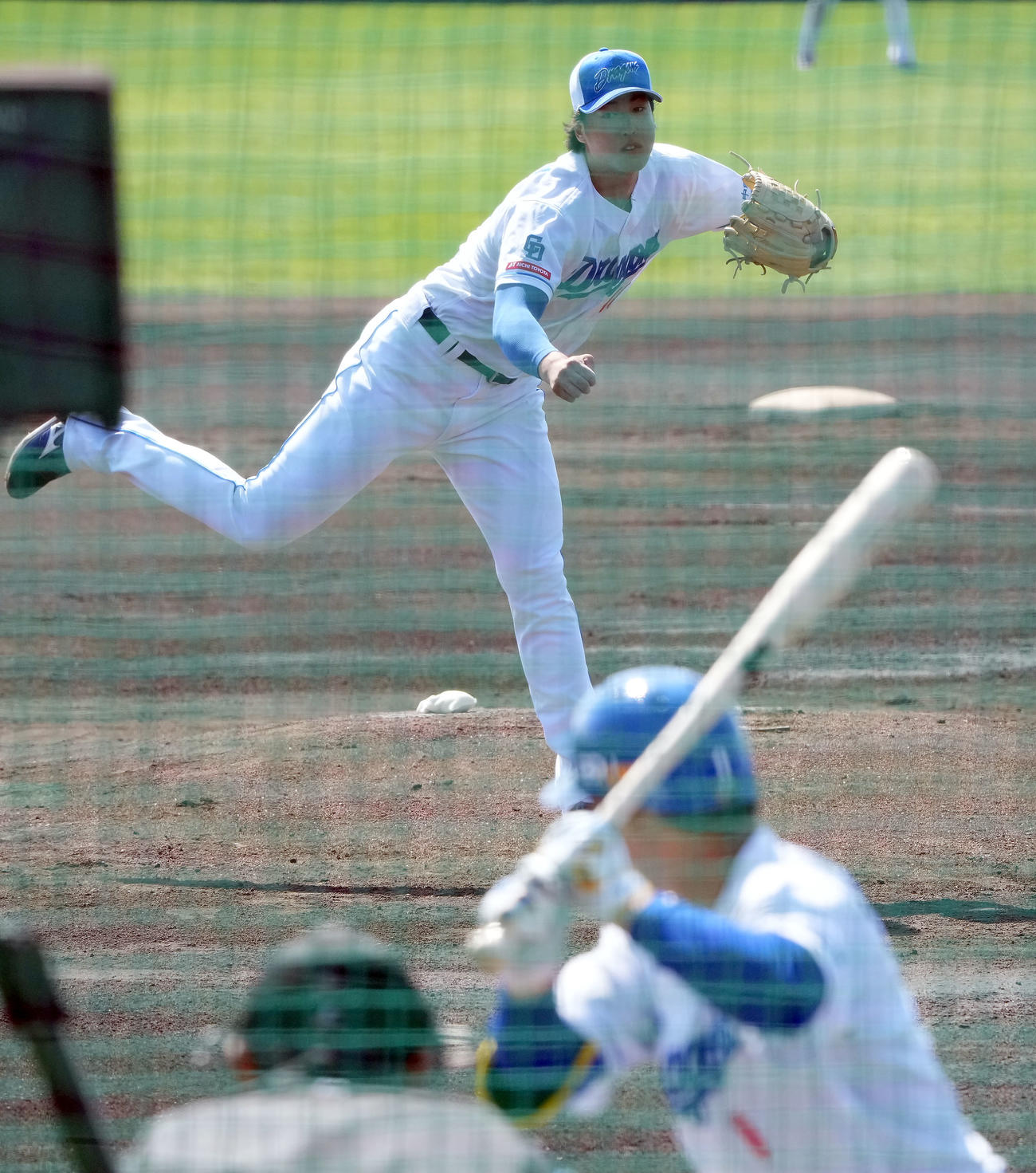 シート打撃練習に登板する梅津（撮影・森本幸一）