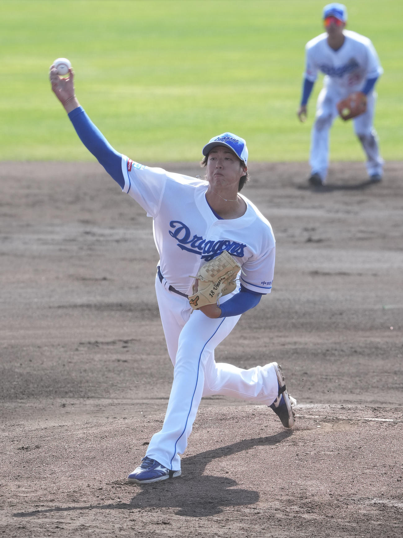 シート打撃練習に登板する梅津（撮影・森本幸一）
