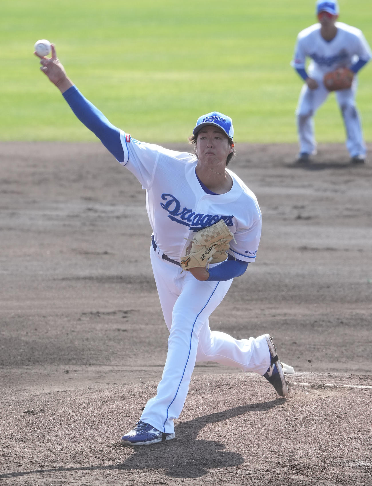 シート打撃練習に登板する梅津（撮影・森本幸一）